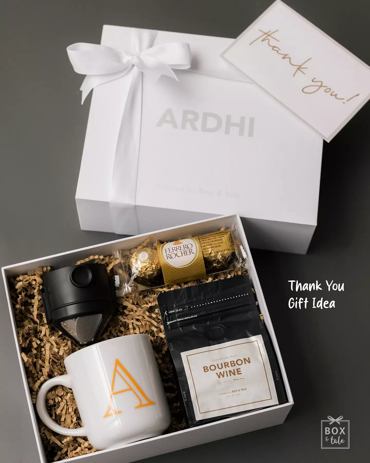 Tentang apresiasi, rasa hangat dari kopi pagi, dan hal-hal kecil yang bikin orang merasa dihargai <<< SWIPE LEFT 

Thank you gift wrapped with love by Box & Tale—supaya kamu bisa bilang ‘terima kasih’ ke mereka yang selalu memberi support! 

#boxandtale #thankyougift #hampersjakarta #giftboxcustom #customhampers