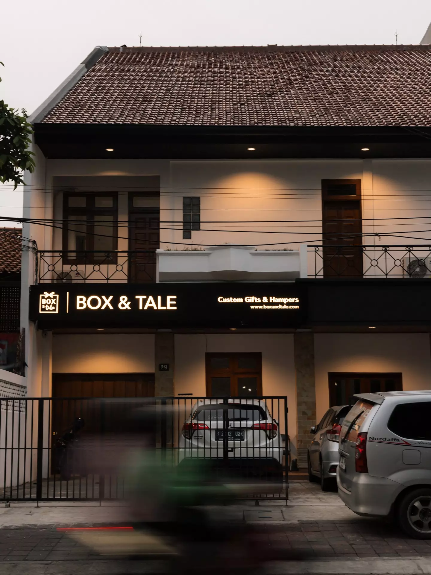 So.. It’s been a month since we moved in 🥹

Kalian bisa pick-up kado custom kalian langsung#di Box & Tale Grogol Office:
Jl. Dr Muwardi I no 29, Grogol, Jakarta Barat.

P.s Kalian juga bisa request untuk dikirim instant dengan Gosend ke area Jabodetabek, besok!

DM for more info 👆🏻

#boxandtale
#recreatingwonderfulstories
