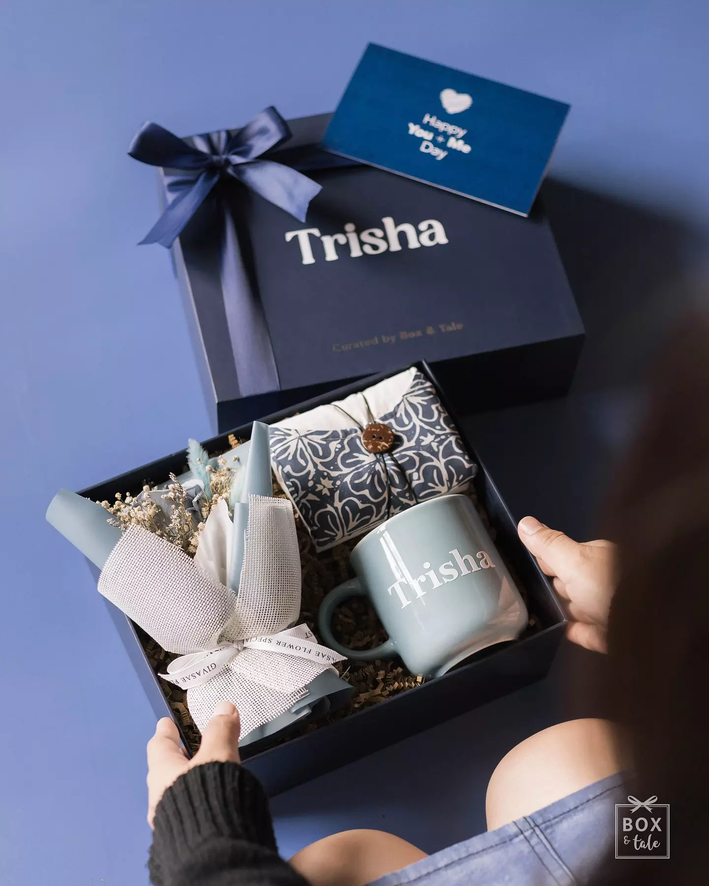 When they know your favorite color 🩵🔹🔵

The beauty of custom gifts: kalian bisa buat kado sesuka kalian, berdasarkan warna, atau hadiah yang mungkin akan dia suka ✨

Featuring Lurik Tote Bag, Custom Mug, Preserved Rose Bouquet, Greeting Card, and Gift Box with Custom Name; all in BLUE.

Klik link pada bio untuk koleksi lengkap! 👆🏻

#boxandtale
#recreatingwonderfulstories
