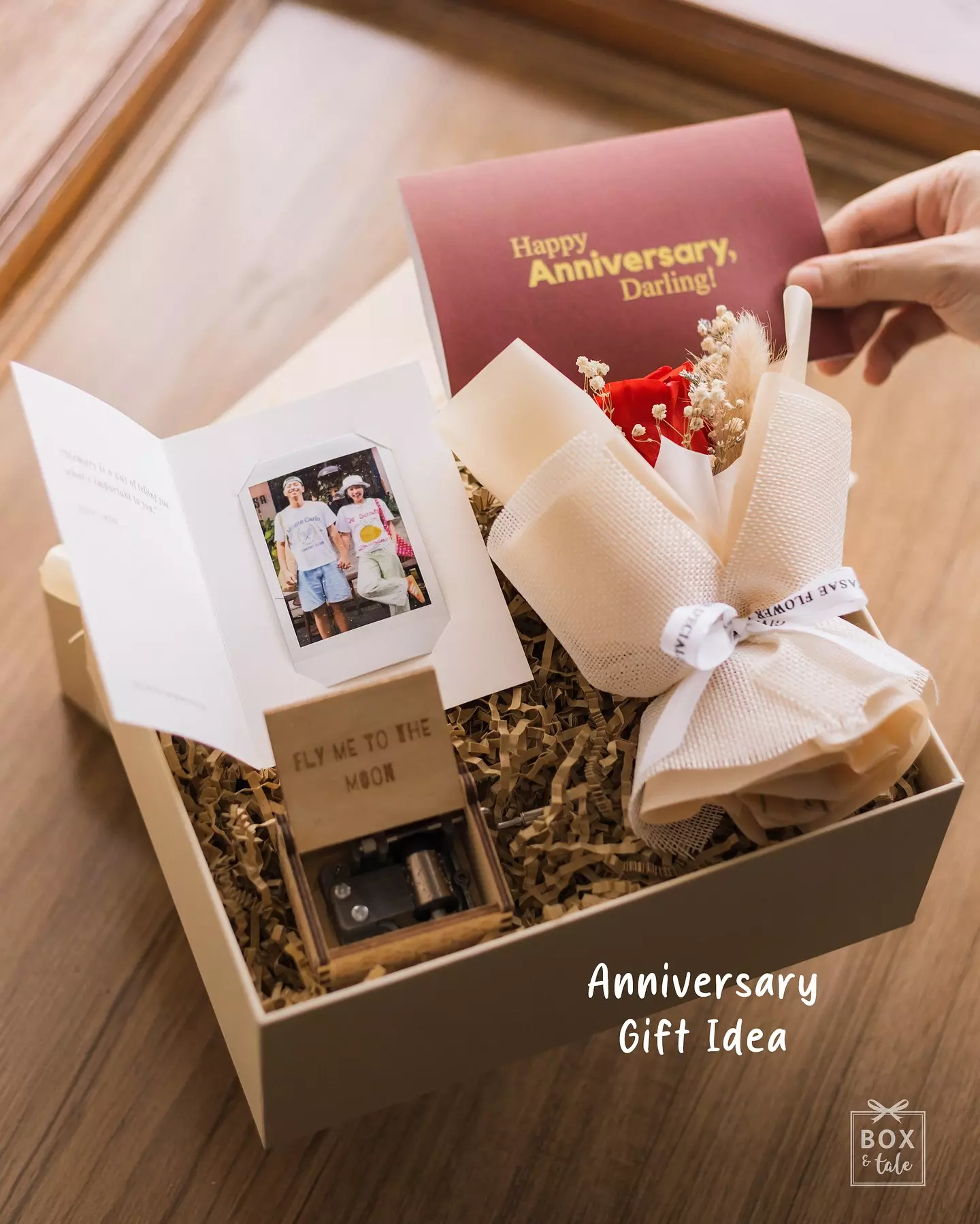 Satu kotak kecil, tapi isinya banyak cinta.
Ada lagu favorit, bunga yang nggak pernah layu, dan foto awal perjalanan kalian berdua 💕👀

SWIPE LEFT TO SEE THE DETAILS —>

Kado kecil buat ngingetin kalau cinta kalian masih sehangat pertama kali ketemu ☀️✨🫶🏻

#boxandtale
#recreatingwonderfulstories

———

#kadopacarcewek #kadopasangan #kadoanniversaryunik #hadiahpacar #kadocustom