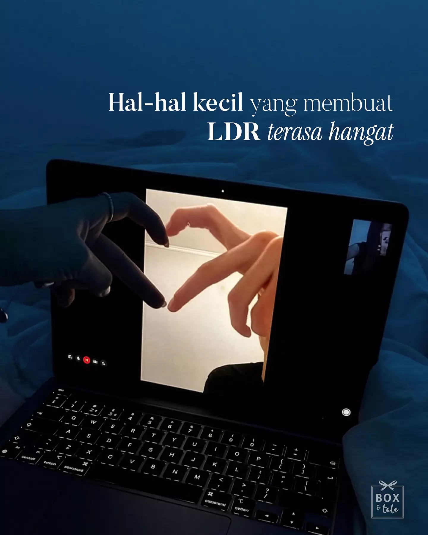 Cinta dari jauh itu nggak mudah, tapi selalu punya cara sendiri buat tetap terasa! 💕🤍🫶🏻

Mungkin isi chat admin Box & Tale merupakan saksi dari kalian yang selalu berusaha hadir untuk dia and it always warms our hearts 🥹🥹🥹

Buat kalian yang lagi menjalani hubungan dari jauh,
semoga jarak ini cuma sementara —
dan ada pelukan hangat yang menanti di akhir rindu. 🤍

#boxandtale
#recreatingwonderfulstories