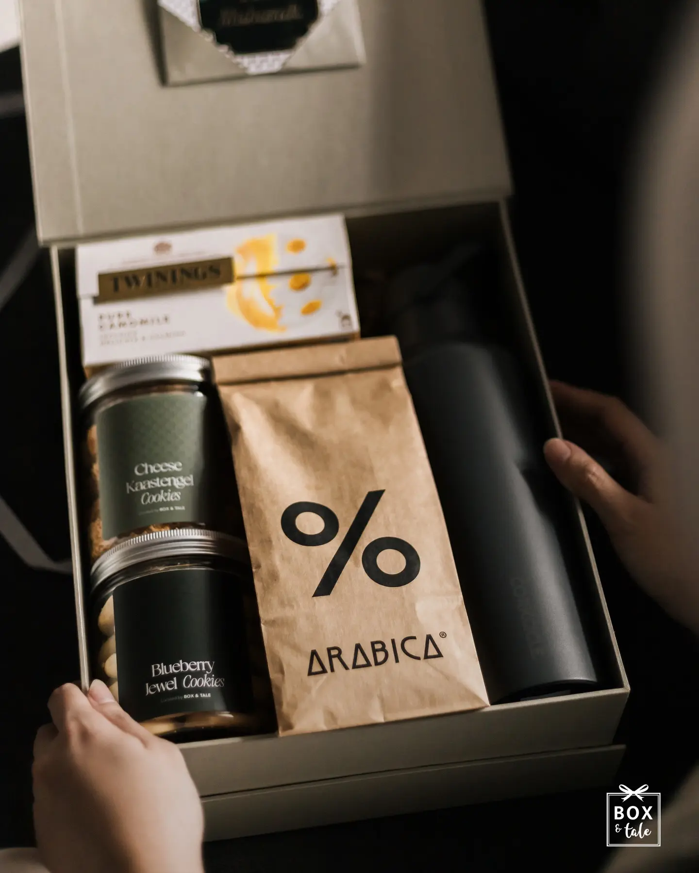 Bukan hampers tapi HAMPERS! ✨🫶🏻😭

Featuring our most premium gift set from Box & Tale’s 2026 Eid Hampers Collection, FAYLA GIFT SET.

SWIPE LEFT TO SEE THE DETAILS <<<

P.s Pre-Order Hampers Lebaran Batch 2 tersedia untuk pengiriman tanggal 9 Maret 2026. Link in bio! 👆🏻

#boxandtale #hamperslebaranjakarta #lebaran #idehampers #hampersidulfitri