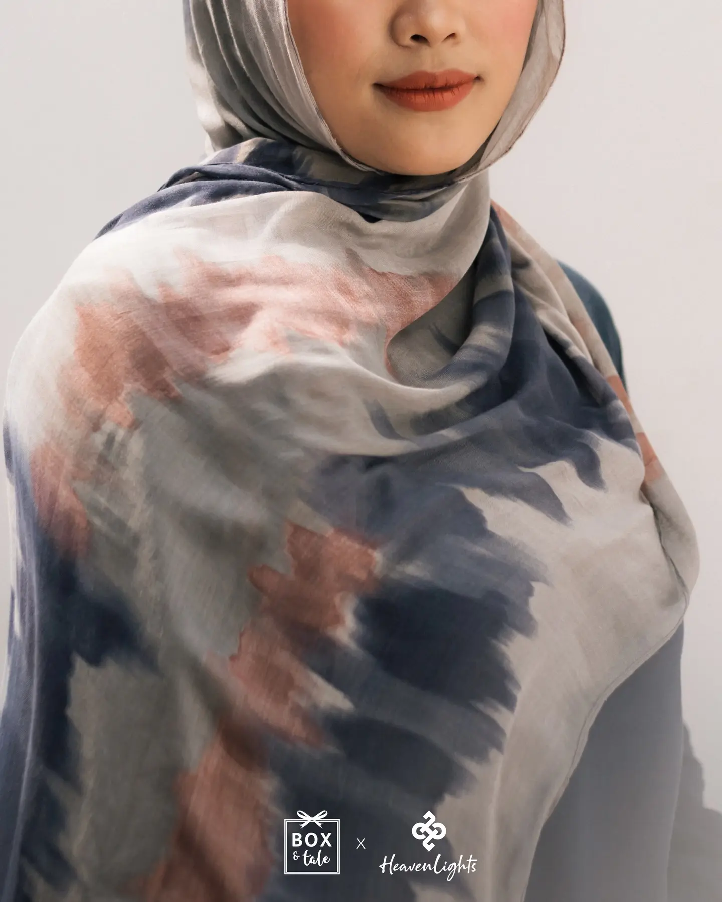 Kado buat sahabat itu simple: something she’ll actually use… and remember you for 💁🏻‍♀️✨

This pashmina becomes more than just an accessory, tapi di setiap lipatannya… ada cerita, ada kenangan, ada kamu.

Biar dia selalu ingat, bahwa di mana pun dia pergi — dia selau punya “rumah” dalam persahabatan kalian 🤍

Featuring Aurora & Sahara Viscose from @heaven_lights, now available at Box & Tale. 

#boxandtale #pashmina #giftideasforher