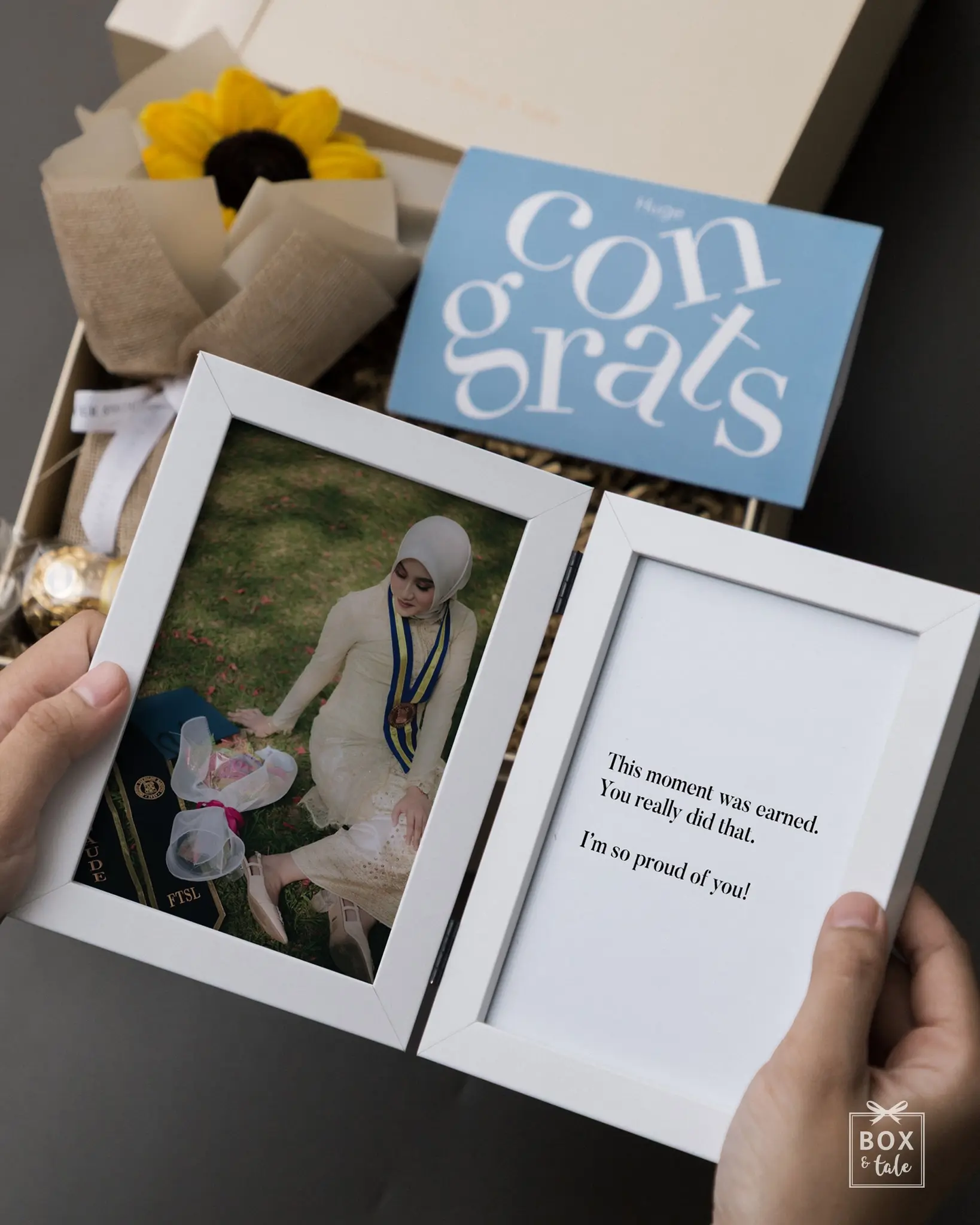 POV: Nemu kado wisuda yang bikin momen ini ga cuma lewat, tapi bakal diliat lagi beberapa tahun ke depan.

A reminder that they really did it and that you’re so proud of them.

Featuring Box & Tale’s Custom Graduation Gifts. Link in bio to custom yours! 👆🏻

#boxandtale #kadowisuda #graduationgifts #idekado