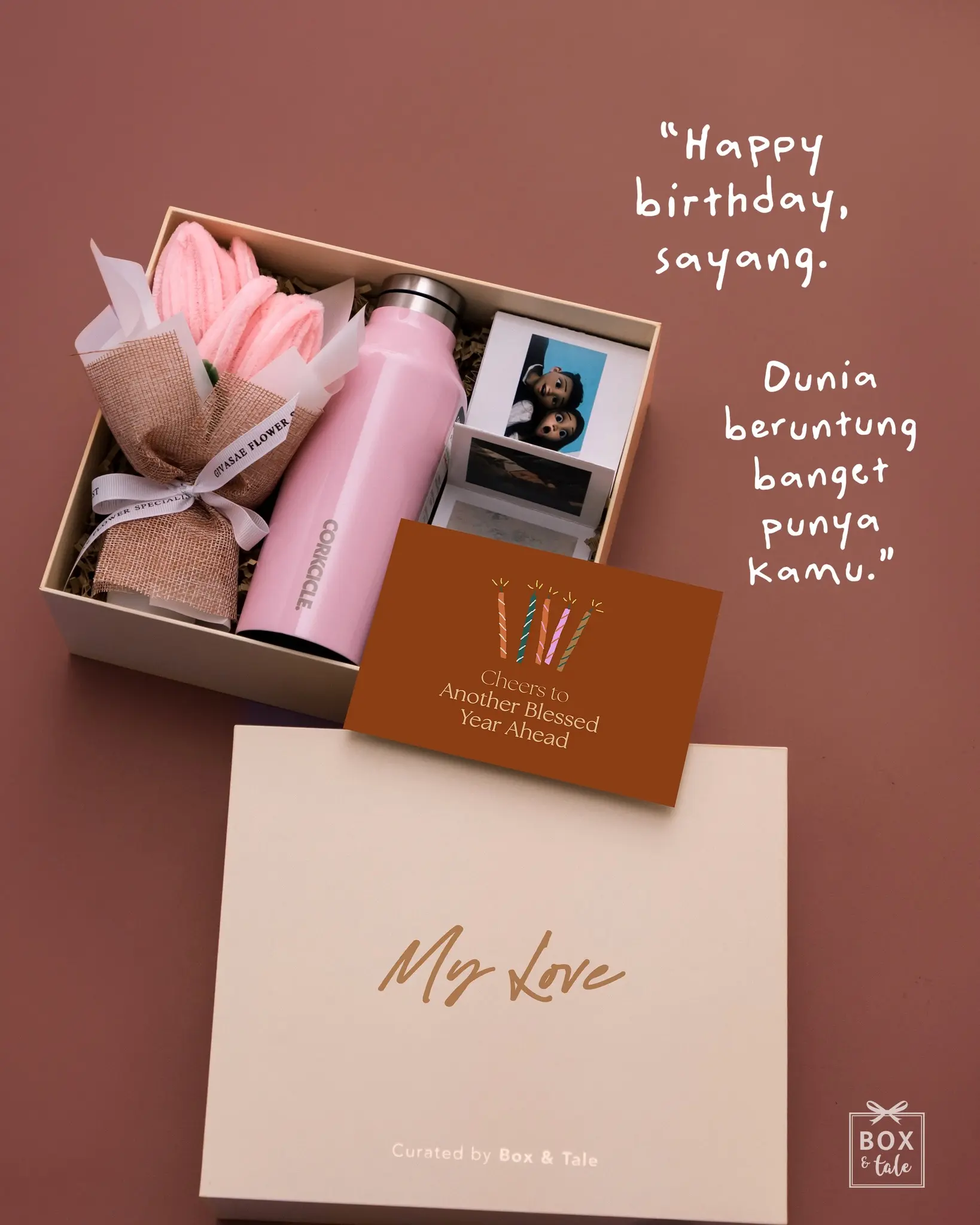 Kado yang sama, artinya bisa banyak 👀

Because the same gift can mean:
happy birthday,
i love you,
i’m proud of you,
or simply… “aku kepikiran kamu aja.”

now your turn — what would your card say? 🧐

P.s Featuring custom gift creation Box & Tale. Link di bio, pengiriman ke seluruh Indonesia.

#boxandtale #idekado #customgiftideas