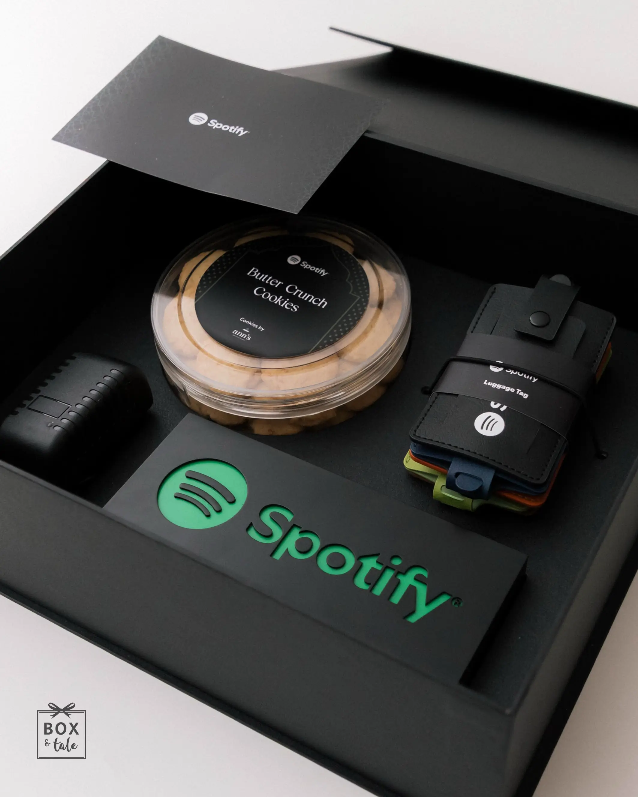 Yang kita pelajari setelah banyak mengerjakan project dari berbagai company seperti Spotify, adalah CORPORATE GIFTS CAN BE ANYTHING! 👀

*Bahkan sampai custom logo di roti sourdough??!! 😭😭

Featuring Box & Tale’s continued Corporate Project with Spotify, over the years! ✨✨✨

P.s Looking forward to collaborate with you, DM for more info! ☝🏻

#boxandtale #corporategifting #hamperscustom