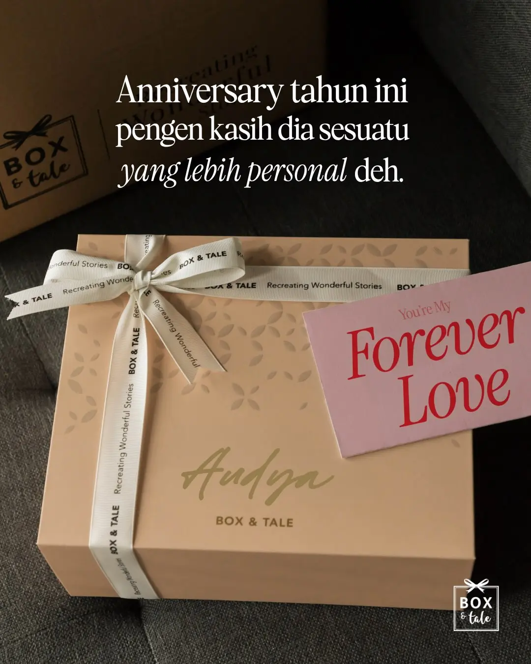 Bayangin dia buka hadiah, terus nemuin foto foto favoritnya, cokelat kesukaannya, plus pesan kecil yang ternyata masih dia simpan sampai sekarang.

Some gifts just hit different. Create yours with Box & Tale. 🤍