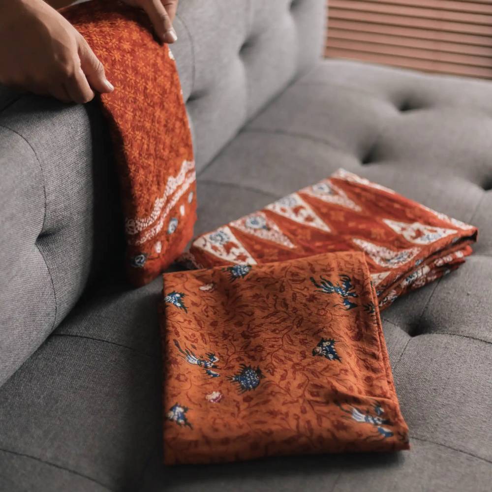 Custom Gift Hampers - Box & Tale - Box & Tale - KAIN SARIMBIT JENTIK MANIS TANJUNG MERAH BATA